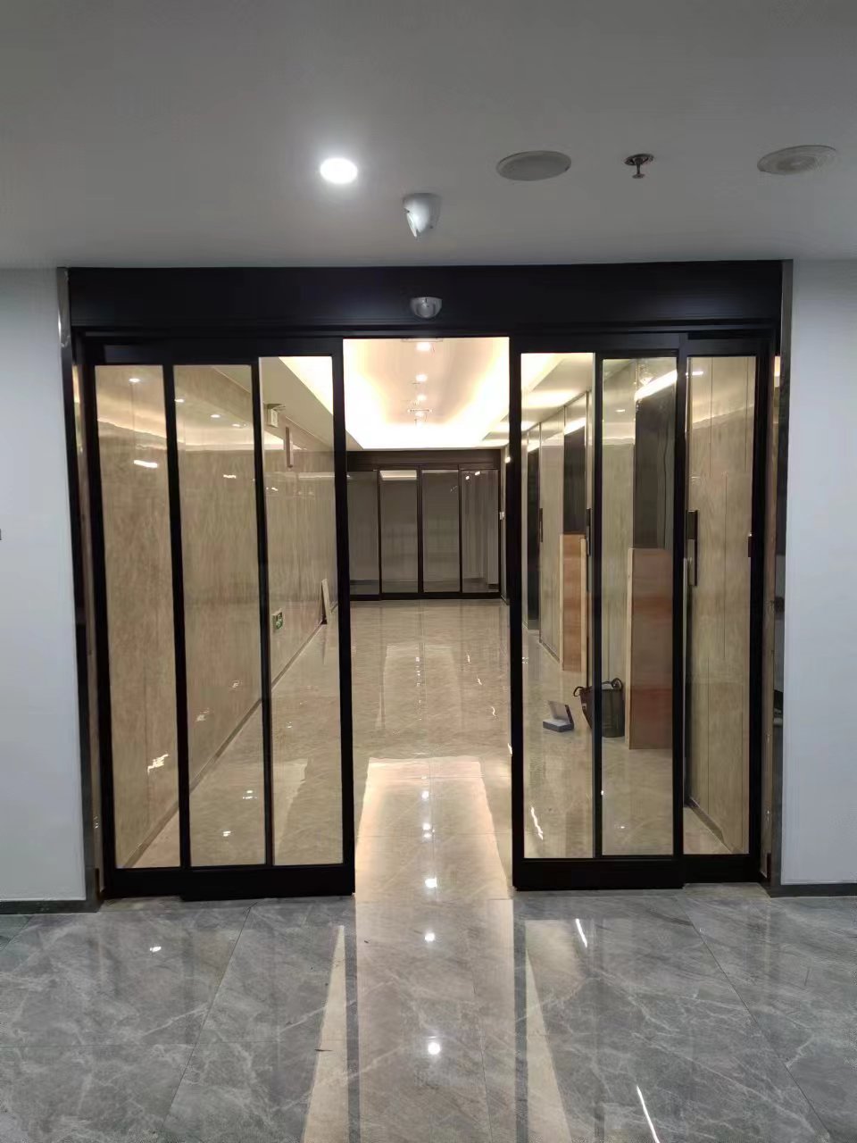 泗洪县玻璃伸缩门